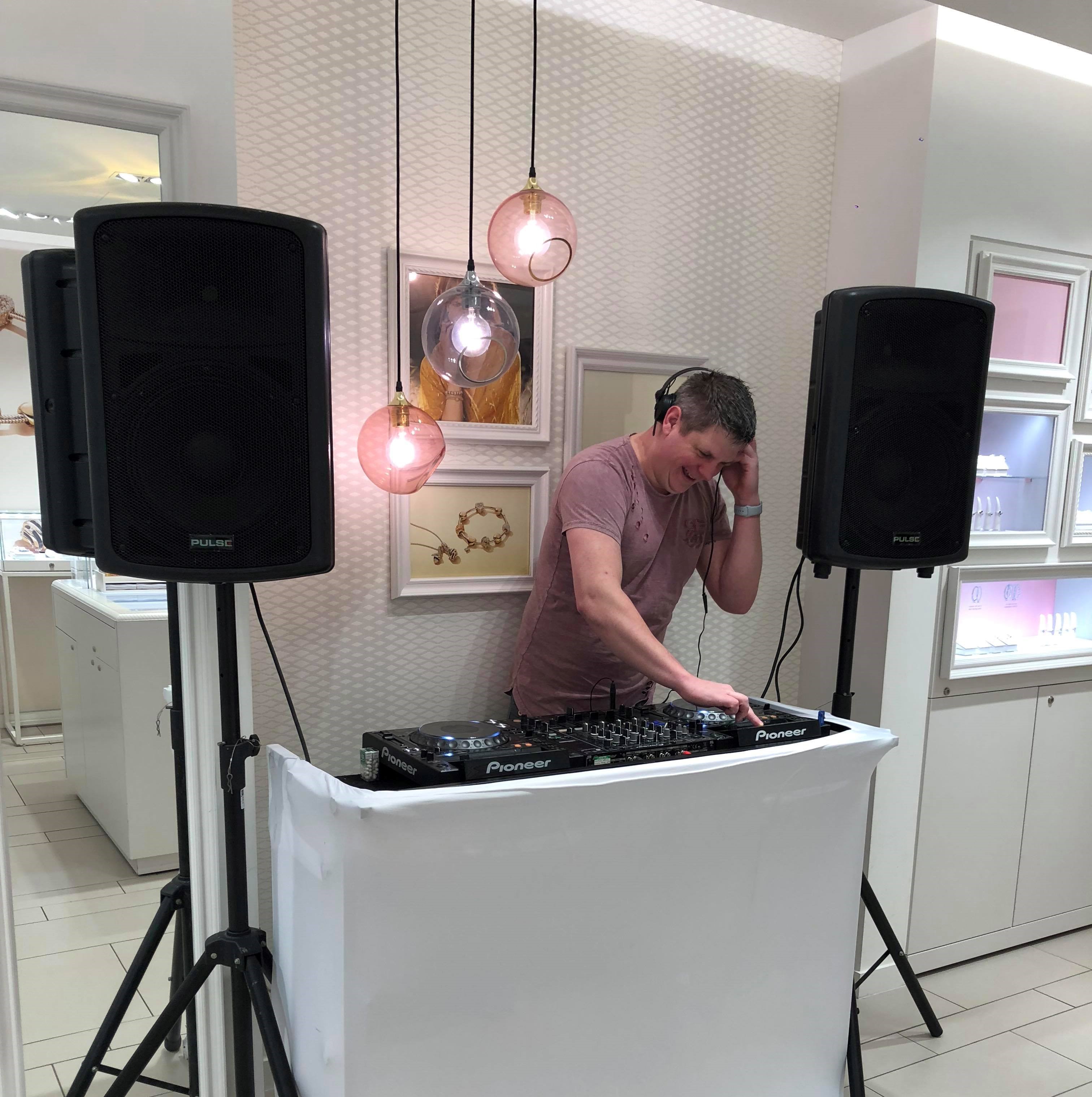 DJ